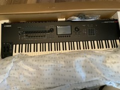Yamaha Montage M8x 88-key Synthesizer includes sustain pedal.￼