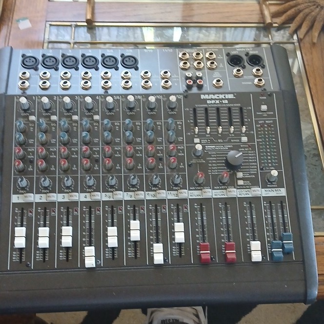 Mackie DFX 12 12-Channel Analog Mixer w/ Built-In Effects Console/Tabletop