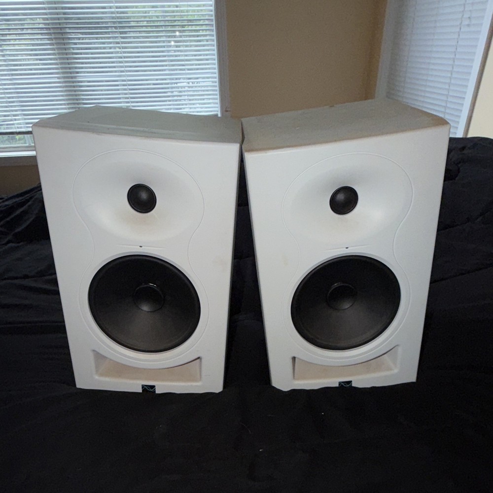 Kali Audio LP6 V2 Pair White Studio Monitors Wired 2.0 XLR TRS RCA