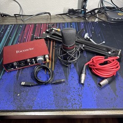 Focusrite Scarlett 2i2 2nd Gen – Microphone, Shock Mount Stand, Cables