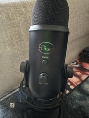 Blue Yeti Professional Multi-Pattern USB Condenser Microphone – Blackout (READ)