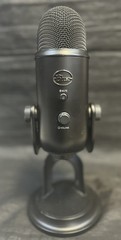 Logitech Creators Blue Yeti USB Microphone for PC, Mac, Gaming, Recording