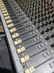 Mackie CFX20 MIXER 20 CHANNEL MIXER –