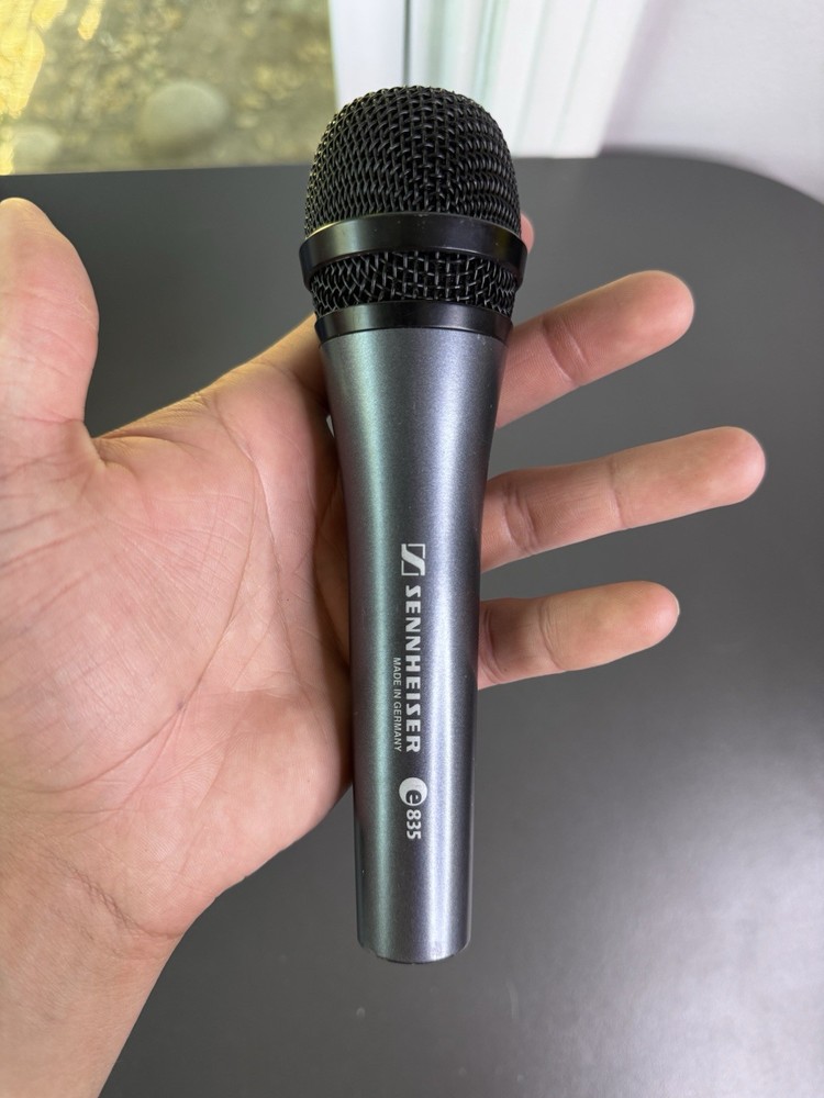 Sennheiser E835 Dynamic Cardioid Vocal Microphone