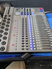 Zoom L-20 20-Channel Digital Mixer (includes case and bluetooth adapterr!!)