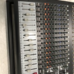 Behringer Europower PMP6000 1600-Watt 20-Channel Powered Mixer