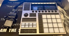 Native Instruments MASCHINE Plus Standalone Groove Production Studio System