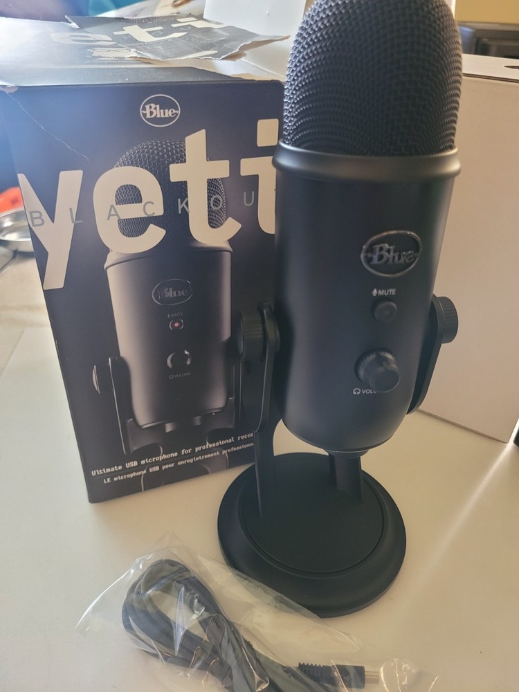 Blue Yeti Professional Multi-Pattern USB Condenser Microphone – Blackout