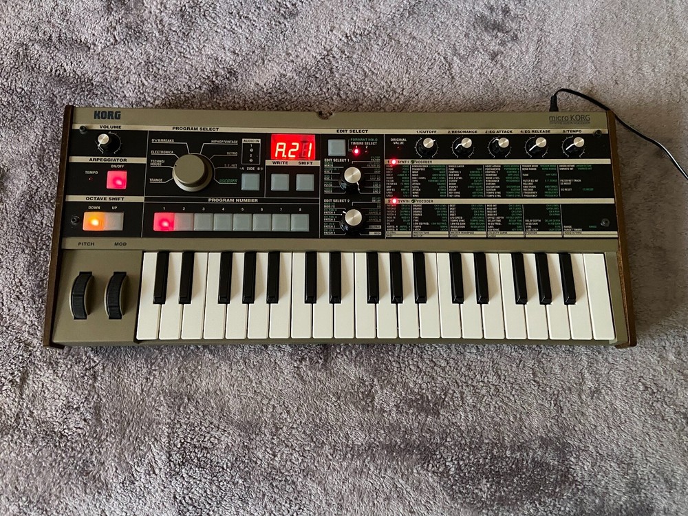 Slightly Used!  Korg microKorg Synthesizer w/Original Power Adapter 