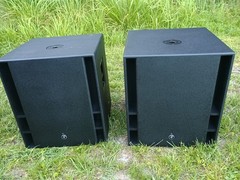 Mackie Thump18S 1200W 18″ Active Subwoofers Pair with Stands and Covers