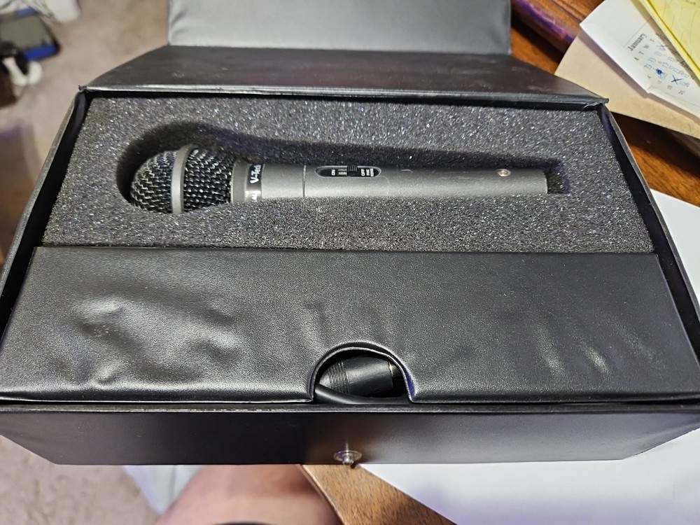 Microphone V-TECH VT-1030 Uni-Directional Dynamic 600 OHM Barely Used W/box Cord