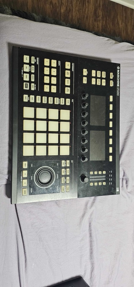 Native Instruments MASCHINE Studio MIDI Workstation