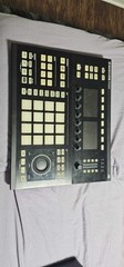 Native Instruments MASCHINE Studio MIDI Workstation
