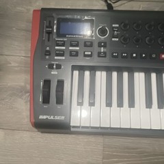 Novation Impulse 25 25-Key Semi-Weighted MIDI Keyboard Controller w Pads/Knobs