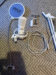 Pyle Professional USB Podcast Microphone Kit- Portable and Stable Design (White)