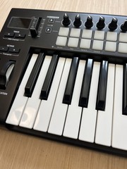 Novation Launchkey 25 MK3 25-Key MIDI Keyboard Controller W/ USB Read