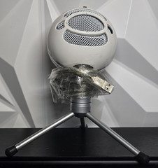 Blue Snowball iCE Wired Cardioid USB Plug ’n Play Microphone – White