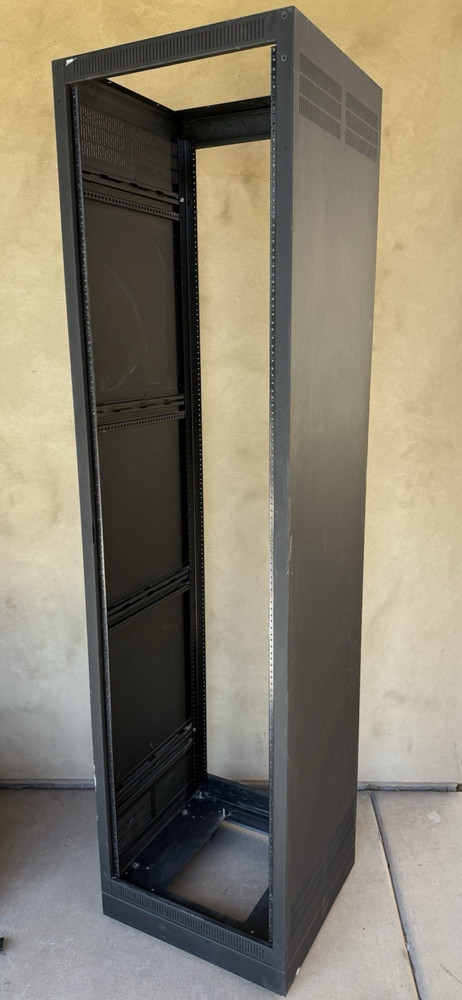 Middle Atlantic 44U 20“ Deep ERK Series Equipment Rack ERK-4420LRD Caster Base