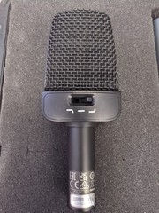 Behringer B 906 dynamic microphone XLR wired mic instrument vocal applications