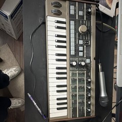 Korg microKORG 37-Key Digital Synth Keyboard Vocoder, Mic In, Headphone