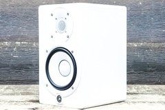 Yamaha HS5 (White) Powered Studio Monitor 2-Way Bi-Amp 5″Studio Monitor (Single)