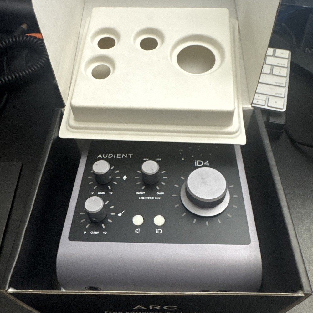 Audient iD4 MKII 2in 2out MIDI Audio Interface Microphone Preamp (GTIN-13) Black