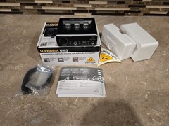 Behringer U-Phoria UM2 USB Audio Interface microphone sound preamp