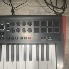 Novation Impulse 25 25-Key Semi-Weighted MIDI Keyboard Controller w Pads/Knobs
