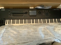 Yamaha Montage M8x 88-key Synthesizer includes sustain pedal.￼