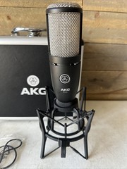 AKG P220 Condenser Microphone w/ Shockmount & Case Minty Condition!