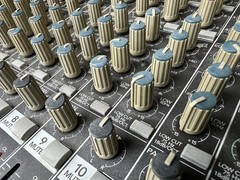 Mackie CR1604-VLZ 16-Channel Mic/Line Mixer