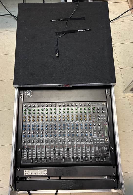 Mackie 1604VLZ4 16-Channel Mixer and ProX DJ-Mixer Flight Case