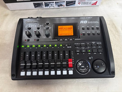 Zoom R8 8-Track Digital Recorder/Interface/Controller/Sampler w/ box