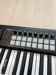 Novation Launchkey 25 MK3 25-Key MIDI Keyboard Controller W/ USB Read