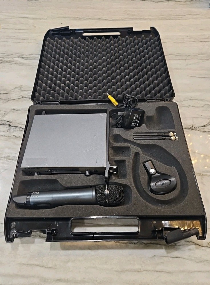 SENNHEISER RECIEVER EW300 G3 RADIO AND MIC MICROPHONE SYSTEM W/ CASE