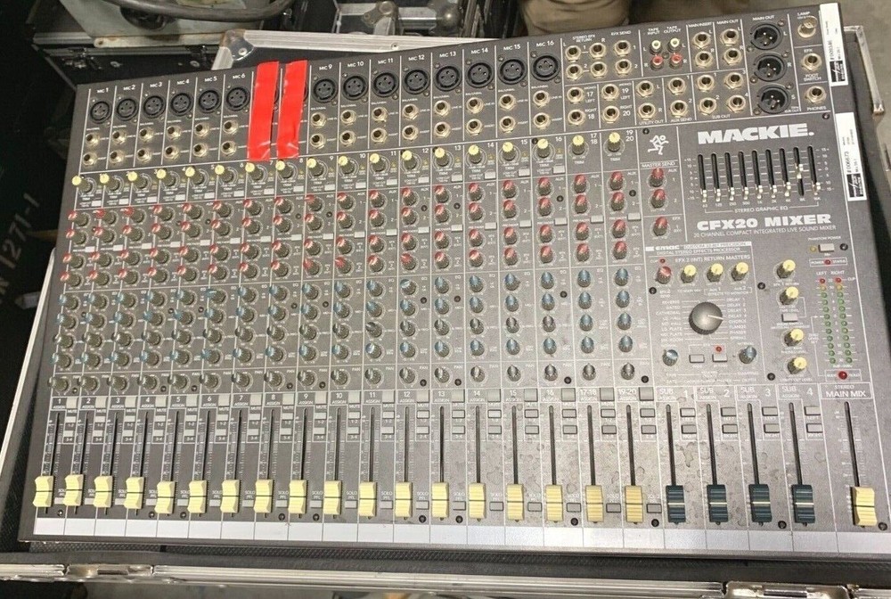 Mackie CFX20 20 Ch Live Sound Mixer With Fx W/ Hardshell Road Case