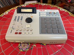 Akai MPC2000XL – EXCELLENT! New Pad Sensors!