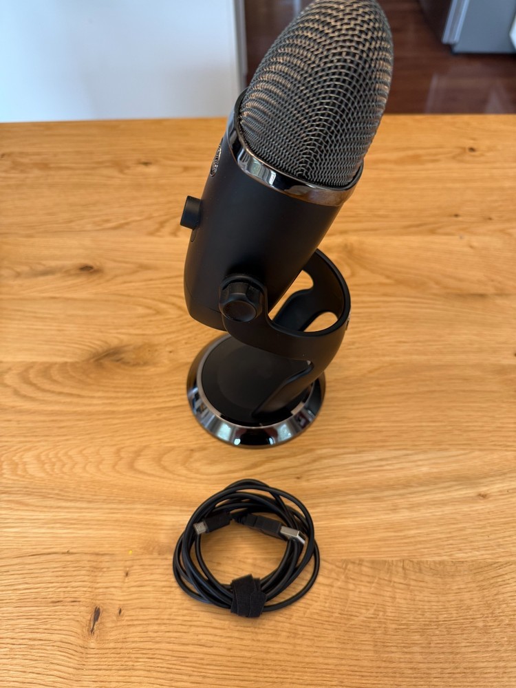Blue Yeti Professional Multi-Pattern USB Condenser Microphone – Blackout