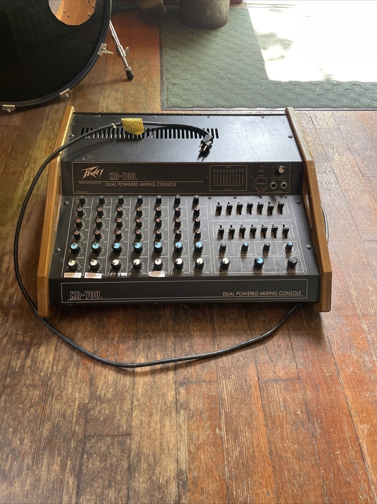 Vintage PEAVEY XR 700 SEVEN CHANNEL DUAL POWERED MIXING CONSOLE Tested