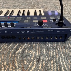 Novation UltraNova: Analog Modeling Synthesizer 37-Key 20 Voice / Vocoder w/Mic