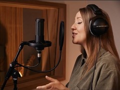 Beyerdynamic DT 770 PRO 250Ω Closed-Back Monitor Headphones with 2-Year