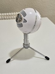 Blue Snowball ICE Plug ’n Play USB Wired White Microphone With Stand, Used.