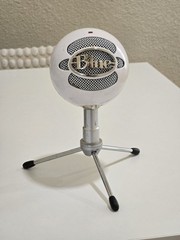 Blue Snowball ICE Plug ’n Play USB Wired White Microphone With Stand, Used.
