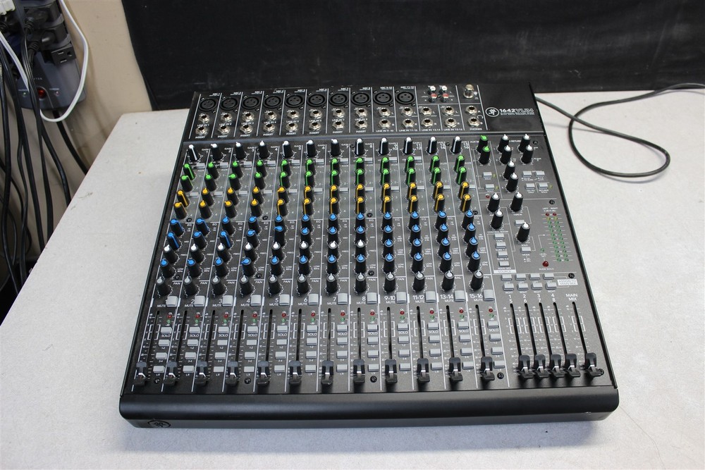 Mackie 1642VLZ4 16-Channel Mic/Line Mixer w/ Onyx Preamplifiers