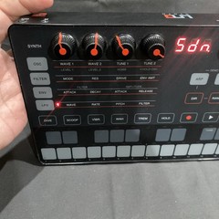 IK Multimedia Uno Synth Portable Monophonic Analog Synthesizer – Made In Italy
