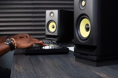 VibeBoss P5 – Acoustic Isolation Platform Suitable for 5“ Monitor Speakers
