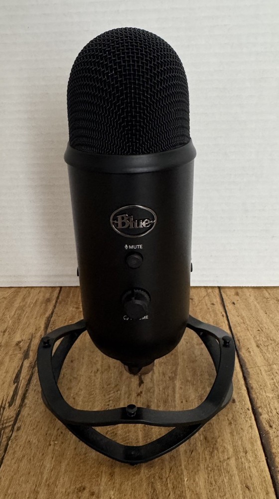 Blue Yeti Professional Multi-Microphone 888-000322 Untested