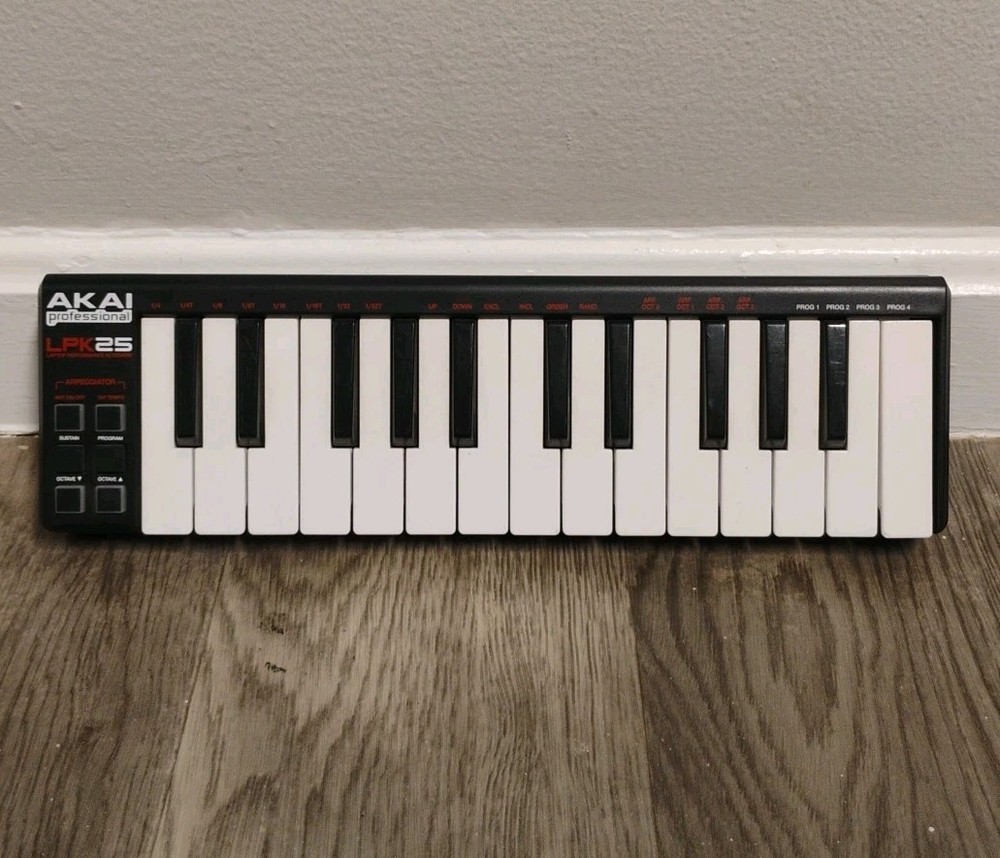 Akai Professional LPK25 Portable Wireless Midi Keyboard USB NO CABLE INCL Tested