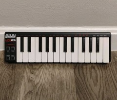 Akai Professional LPK25 Portable Wireless Midi Keyboard USB NO CABLE INCL Tested