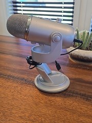 Blue YETI Professional Multi-Pattern USB Microphone with Blue VO!CE Silver